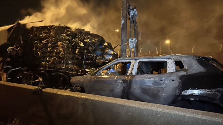 Adana'da iki araca çarpıp alev alan cipteki 2 kişi yaralandı