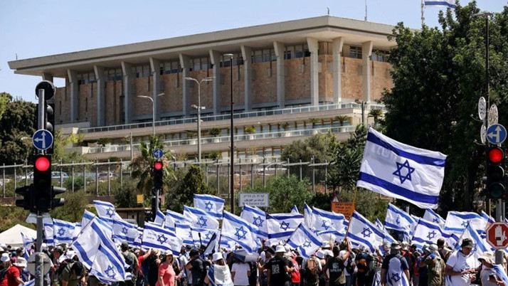 İsrail Meclisinin önünde kefene sarılmış temsili cenazeli eylem