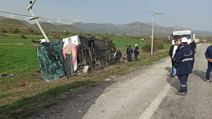 Van'da yolcu otobüsü devrildi 28 kişi yaralandı