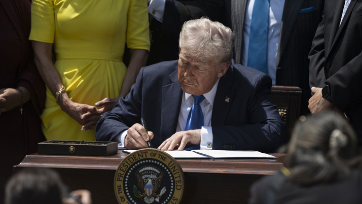 ABD Başkanı Trump iki medya kuruluşu için fon kesintisi kararını imzaladı