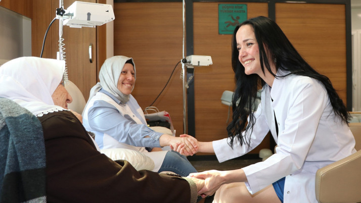 Kanser hastaları "kahkaha yogası" ile kemoterapiye moralli giriyor