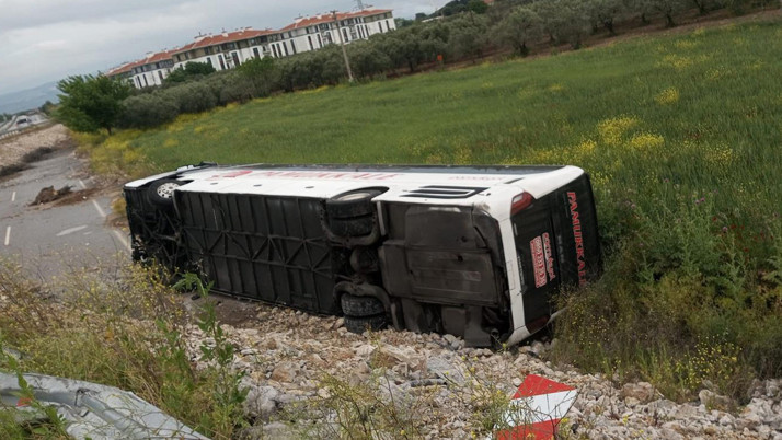 Manisa'da yolcu otobüsü kaza yaptı! Çok sayıda yaralı var