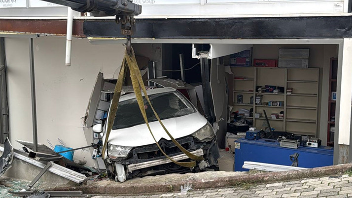 Sancaktepe'de kontrolden çıkan otomobil iş yerine girdi