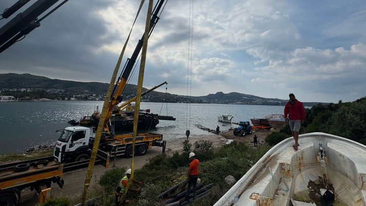 Bodrum'da kıyıya terkedilmiş sahipsiz tekneler vinçlerle kaldırıldı