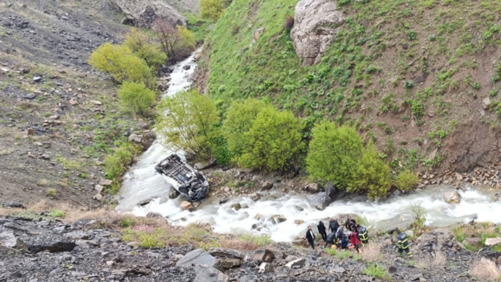Hakkari Yüksekova'da feci kaza: 2 ölü 3 yaralı