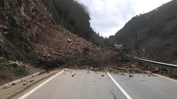 Giresun'da heyelan: Kara yolu ulaşıma kapandı!