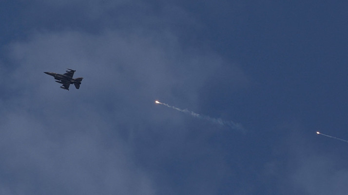 İsrail ve ABD savaş uçakları Yemen'e saldırdı çok sayıda hedef vuruldu