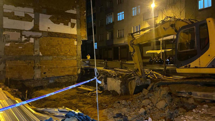 Bağcılar'da temel kazısı sırasında hasar gören bina tahliye edildi