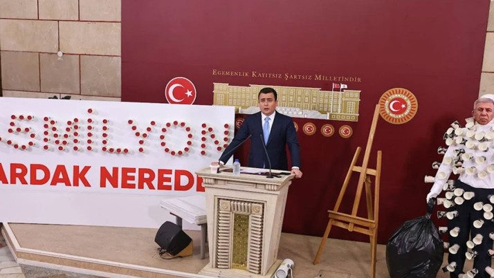 Osman Gökçek, Meclis'e Mansur Yavaş maskeli cansız manken getirdi