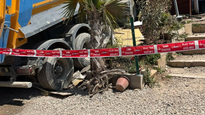 Aydın'da hafriyat kamyonunun çarptığı çöp kamyonundaki temizlik işçisi hayatını kaybetti