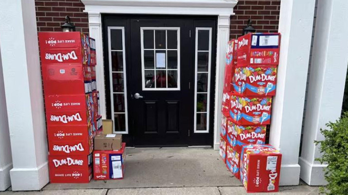 8 yaşındaki çocuk annesinin telefonundan 4 bin dolara 70 bin lolipop aldı