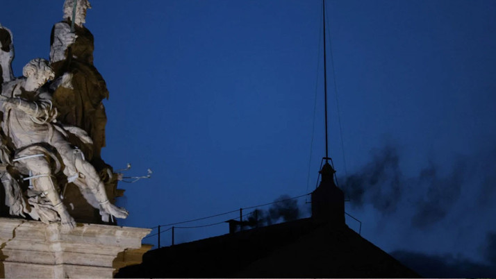 Vatikan'da yeni papa ilk turda seçilemedi! Siyah duman çıktı