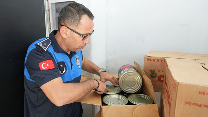 Antalya'da skandalın ortaya çıkmasıyla toptan gıda deposu mühürlendi, ürünlere el konuldu