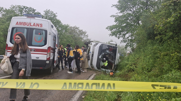 Sinop'ta öğrencileri taşıyan otobüs ile otomobil çarpıştı: Çok sayıda yaralı var