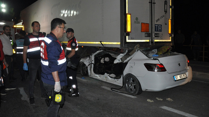 Yiğit ve Ayşegül'ün acı sonu! Tıra arkadan çarpan otomobilde can verdiler