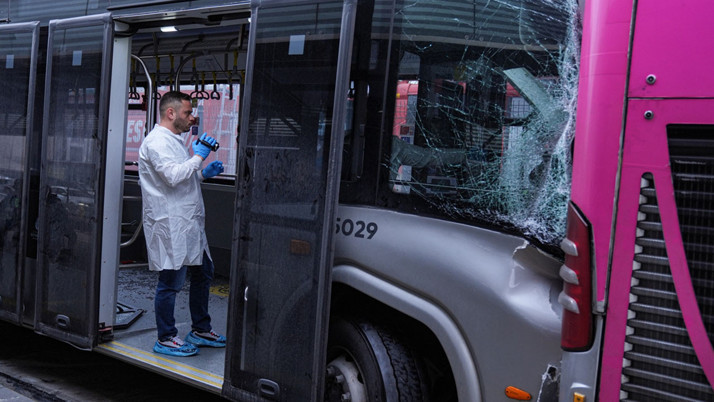 Beylikdüzü'nde durakta bekleyen metrobüse başka bir metrobüs çarptı! 1 ölü, 20 yaralı