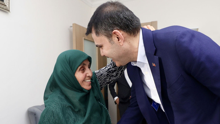 Bakan Murat Kurum, Kahramanmaraş'ta yeni evlerine kavuşan depremzede aileye misafir oldu