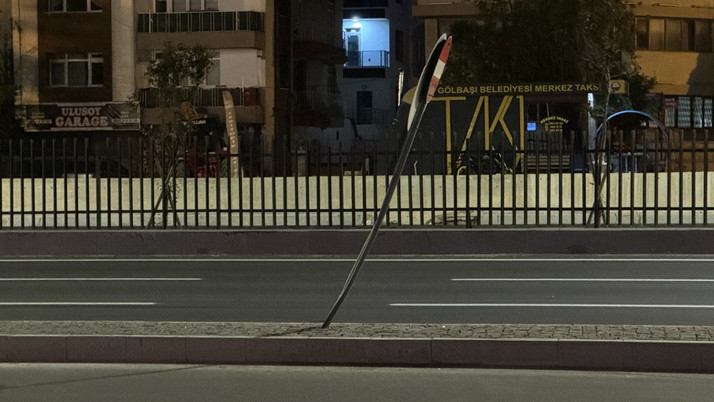 Ankara'da trafik levhasına çarpan motosikletteki 2 kişi öldü