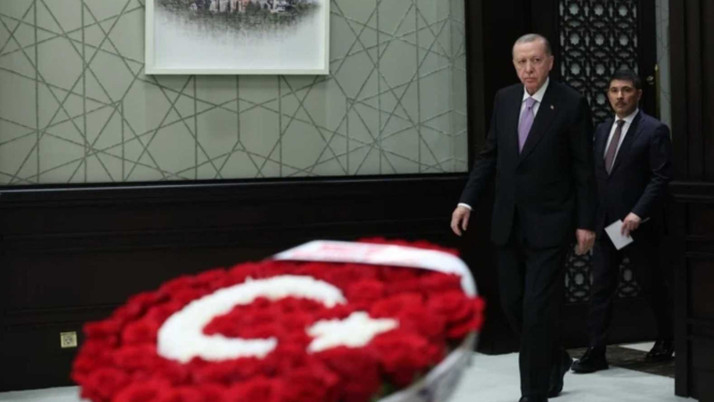 Kabine Toplantısı'nda Bahçeli sürprizi! Türk bayraklı çiçek...