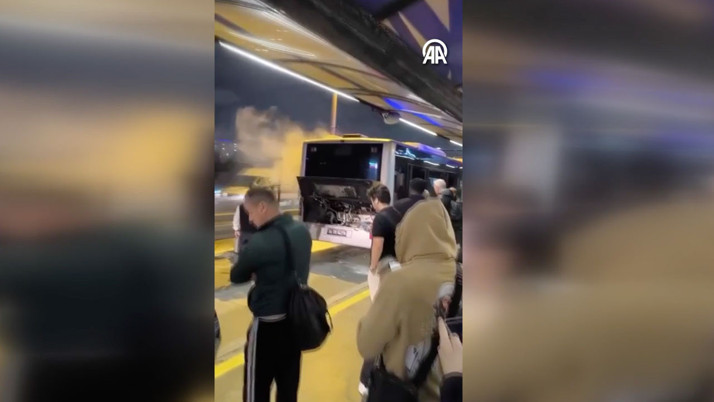 İstanbul'da seyir halindeki metrobüste yangın çıktı