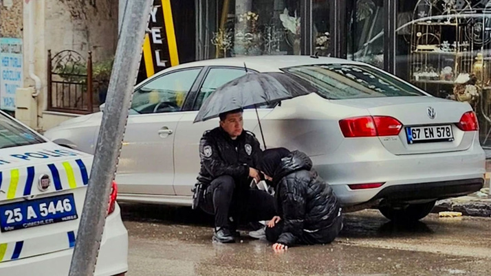 Erzurum'da polis, yaralanan yayanın başında "ıslanmasın" diye şemsiyeyle bekledi