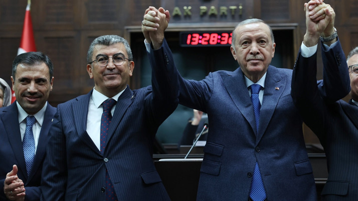 Gelecek Partisi'nden AK Parti’ye bir transfer daha! Rozetini Erdoğan taktı