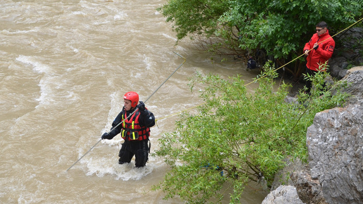 Hakkari'de ekipler derede kaybolan Neçir için seferber