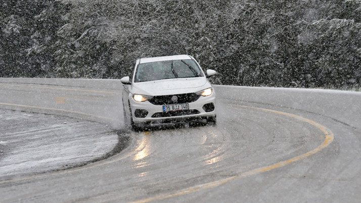Kars'ın Sarıkamış ilçesi ve yüksek rakımlı geçitler kar yağışıyla beyaza büründü