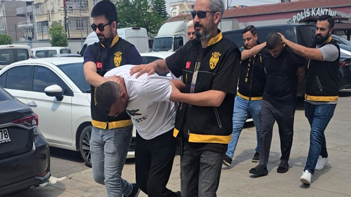 Park halindeki araçlardan para ve altın çaldılar!