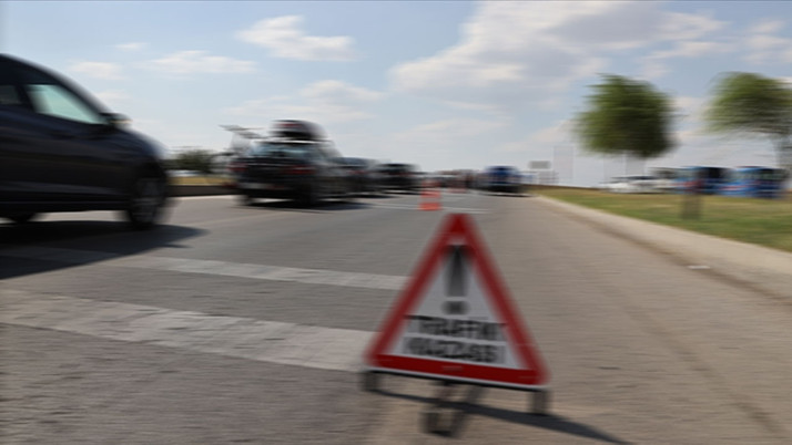 Feci kaza! Otomobil tırın dorsesine çarptı, ölü ve yaralılar var