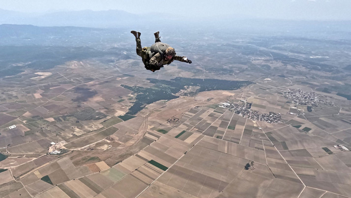Türk askeri hayat kurtarmak için zorlu paraşüt eğitimi alıyor