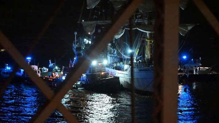 Meksika donanma gemisi Brooklyn Köprüsü'ne çarptı