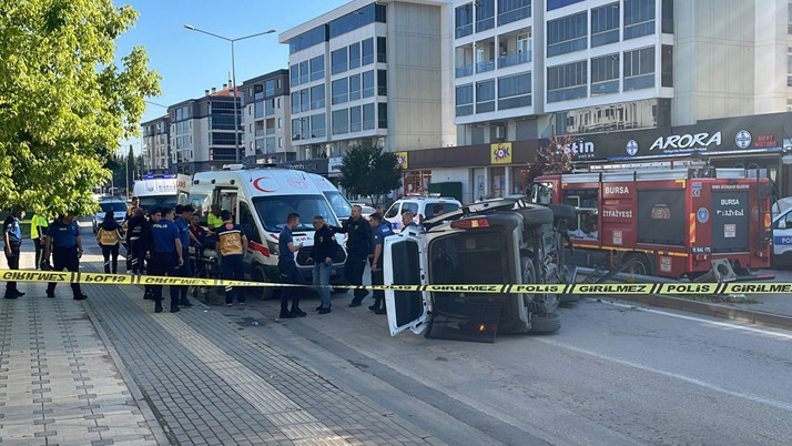 Bursa'da ihbardan dönen polis aracı devrildi!