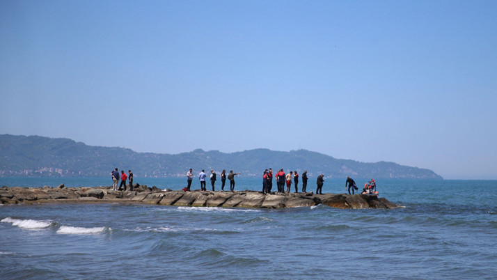 Serinlemek için denize giren üç liseli dehşeti yaşadı!