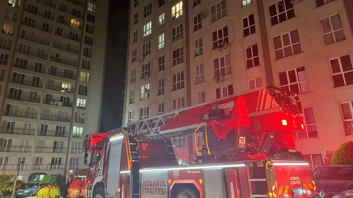 Esenyurt'ta çıkan yangında bir kadın 8'inci kattan aşağı atladı