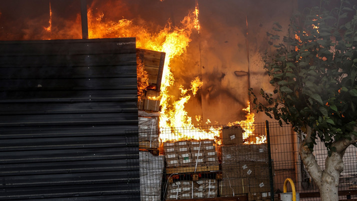 Mersin'de ses ve görüntü sistemleri üretilen fabrikada yangın çıktı