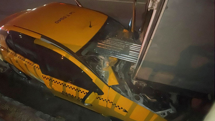 Pamukova'da feci kaza! Demir borular taksiye ok gibi saplandı