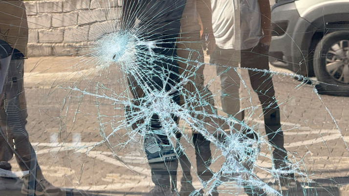 AK Parti İlçe Başkanlığı binasına taşlı saldırı