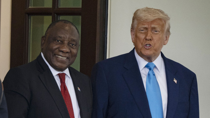 Trump bu kez Güney Afrika Cumhurbaşkanı ile tartıştı video klip izletti