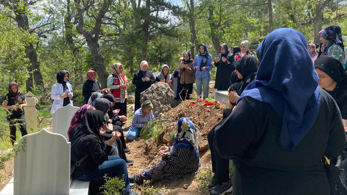 Dün hastanede öldürülmüştü! Tıbbı sekreter Eser Karaca toprağa verildi