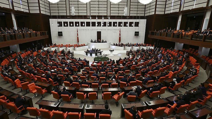 TBMM'de kabul edildi! Memur olmak isteyene kötü haber yaş sınırı geldi, TRT için maaş detayı dikkat çekti