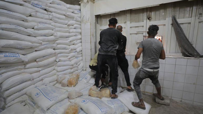 Açlıktan ölmek üzere olan Gazzeli çocuklara ekmek yapılıyor! Kısıtlı miktarda un ulaştı