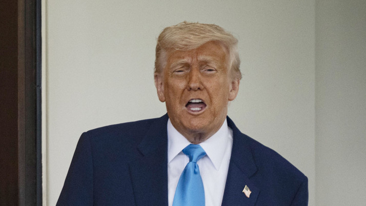 Trump'tan Apple'a şok: En az yüzde 25'lik bir gümrük vergisi ödenmeli