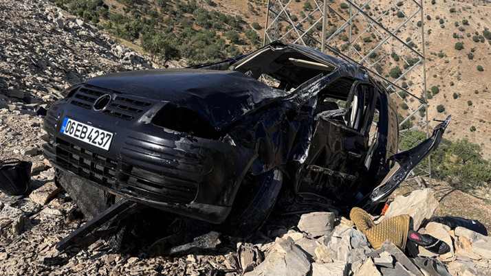 Şırnak'ta hafif ticari araç şarampole devrildi: 3 ölü, 3 ağır yaralı