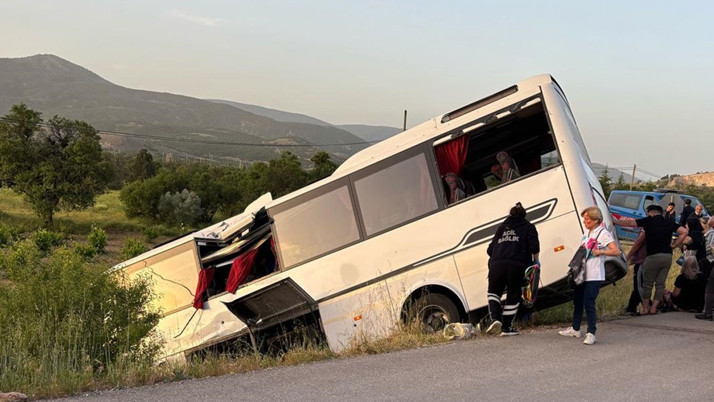 Yolcu otobüsü ile tur otobüsü çarpıştı! Çok sayıda yaralı var