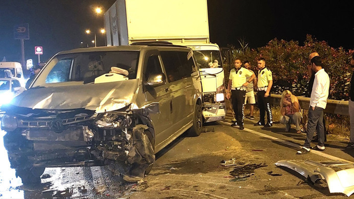 Antalya Manavgat'ta 5 araç biririne girdi: 3 yaralı