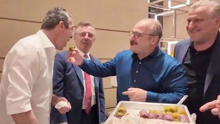 Eurolig finali öncesi kuliste Mustafa Varank Ali Koç'a eliyle baklava yedirdi