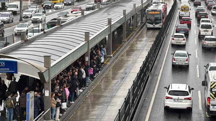 İstanbul'da sağanak yağış nedeniyle ulaşım aksadı! Trafik yoğunluğu yüzde 81'e çıktı