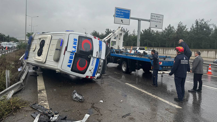 Tuzla'da kontrolden çıkan hasta nakil ambulansı devrildi
