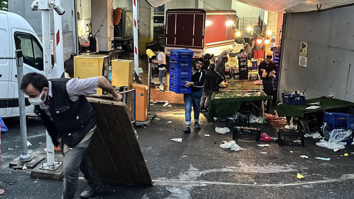 Bayrampaşa'da pazar esnafı ve vatandaşlar biber gazından etkilendi